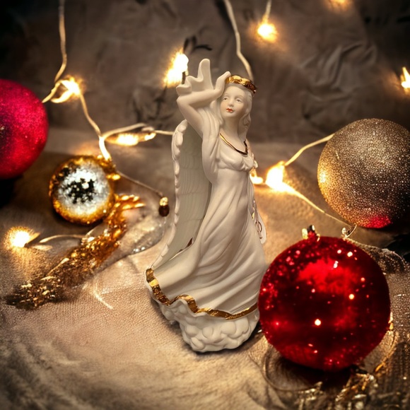 Angel figurine white perfect for everyday decor, beautiful for Christmas 🎄 - Picture 2 of 4